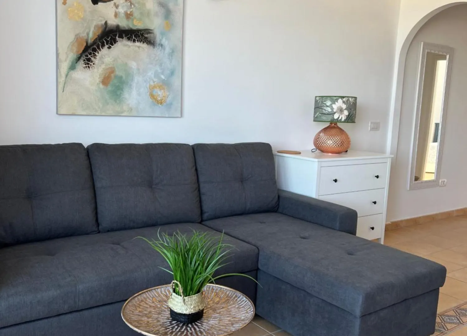 Lovely Sunny Apartment 아데제