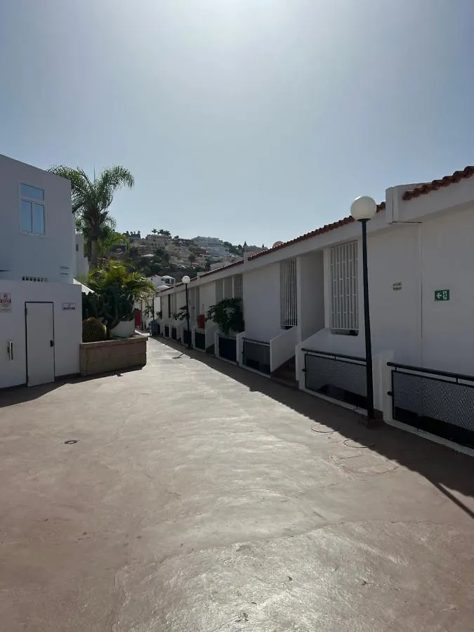Lovely Sunny Apartment أذيخي 0*,
